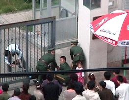 (1)Police seize N. Korean asylum seekers at Japan consulate